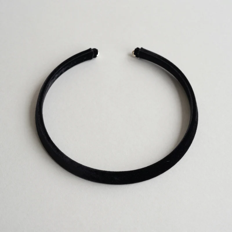 Velvet choker, illustration of this kind of item