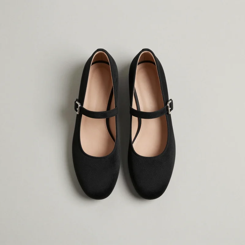 Black mary jane shoes, illustration of this kind of item